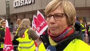 Heike Lattekamp, stellvertretende Landesbezirksleiterin ver.di Hamburg, im GFespräch bei einer Kundgebung vor einer Karstadtfiliale. © Screenshot 