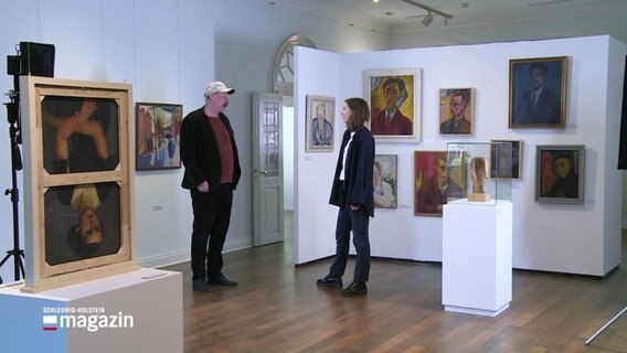 Oli Krahe steht mit Direktorin Greta Kühnast in der Ausstellung. © Screenshot 