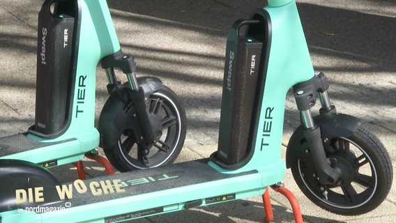 Zwei E-Roller stehen nebeneinander. © Screenshot 
