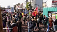Viele Menschen stehen bei einer Friedensdemo auf dem Hamburger Spielbudenplatz zusammen. © Screenshot 