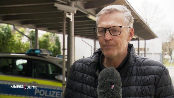 Holger Vehren, Sprecher der Polizei Hamburg, im Gespräch © Screenshot 