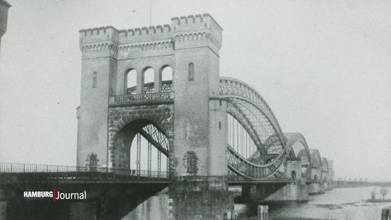Ein historisches schwarz-weiß Foto der Hamburger Elbbrücken © Screenshot 