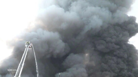 Feuerwehrmänner bekämpfen große Rauchwolke. © Screenshot 