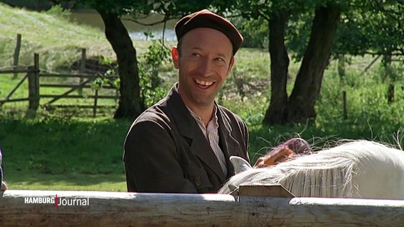 Sven Walser in seiner Rolle als Stallknecht Kuno bei "Neues aus Büttenwwarder". © Screenshot 