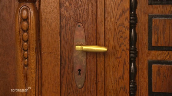 Verschlossene Tür vom Gerichtssaal. © Screenshot 