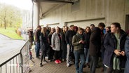 Fans von Helene Fischer vor der  Barclays Arena. © Screenshot 
