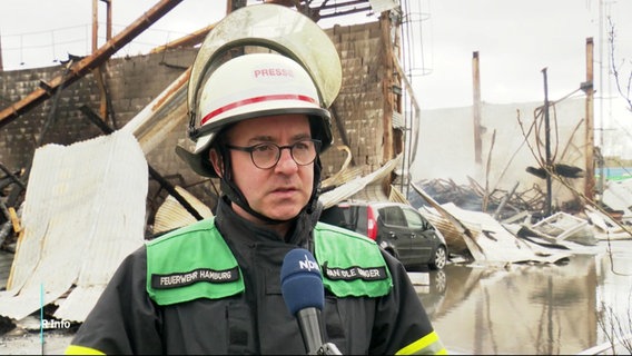 Ein Feuerwehrmann spricht in die Kamera. © Screenshot 