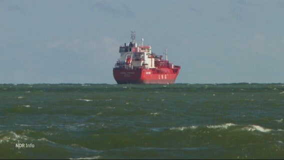 Ein LNG-Schiff auf dem Wasser. © Screenshot 