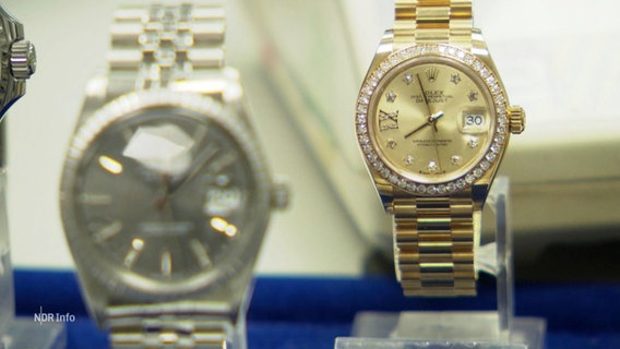 Zwei Armbanduhren beim Pfandleiher. © Screenshot 