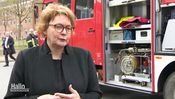 Innenministerin Behrens (SPD) neben einem Feuerwehrauto. © Screenshot 