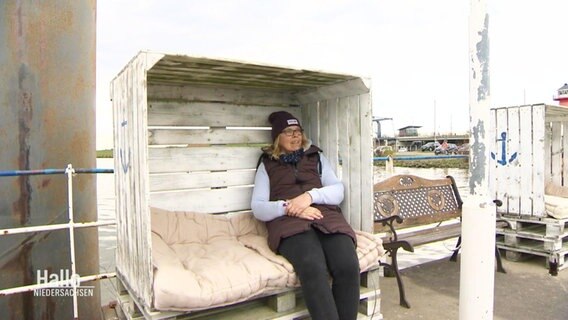 IMbiss-Betreiberin Sylke Oehl in einem ihrer Strandkörbe. © Screenshot 