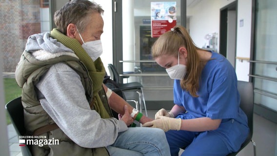 Eine Krankenschwester legt einem Patienten einen intravenöse Zugang. © Screenshot 