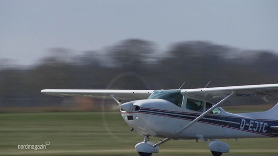 Ein Kleinflugzeug im Landeanflug. © Screenshot 