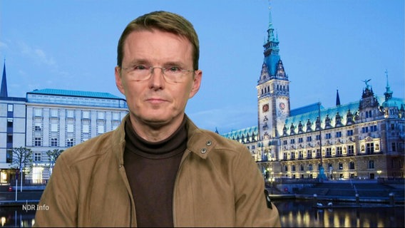NDR-Journalist Heiko Sander berichtet in einer Live-Schalte. © Screenshot 