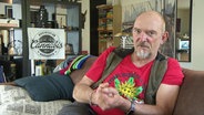Heinrich Wieker vom Cannabis Social Club e.V. gibt ein Interview. © Screenshot 