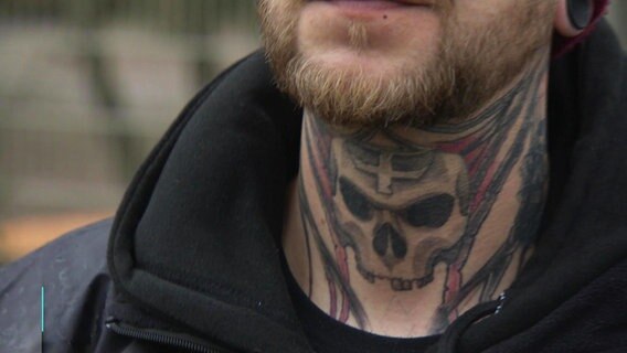 Totenkopf-Tattoo am Hals. © Screenshot 