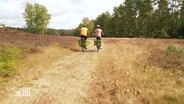 Zwei Radfahrer in der Heide. © Screenshot 