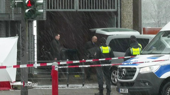 Polizeiautos, es fällt Schnee, Ein Leichensack wird zu einem Auto geschoben © Screenshot 