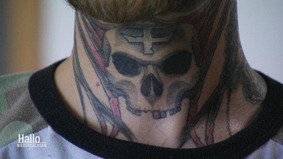 Totenkopf-Tattoo. © Screenshot 
