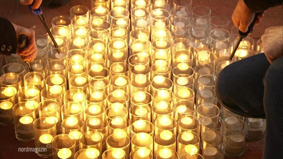 Kerzen auf dem Boden. © Screenshot 