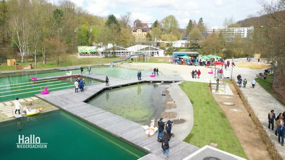 Ein Park-Gelände mit mehreren Wasserflächen und Besuchern. © Screenshot 