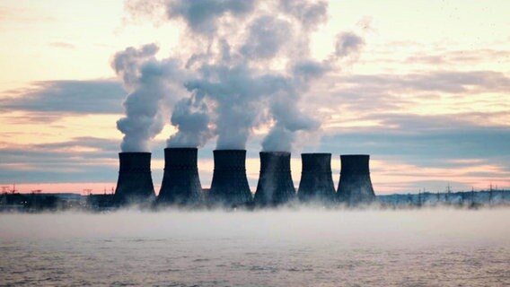 Sechs Kühltürme eines Atomkraftwerks am Horizont. Vier davon stoßen dichten Dampf aus. © Screenshot 