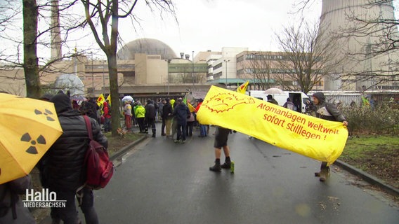 Mehrere Demonstrierende haben sich bei einer Anti-Atomkraft-Kundgebung vor einem Atomkraftwerk versammelt. © Screenshot 