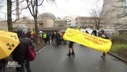 Mehrere Demonstrierende haben sich bei einer Anti-Atomkraft-Kundgebung vor einem Atomkraftwerk versammelt. © Screenshot 