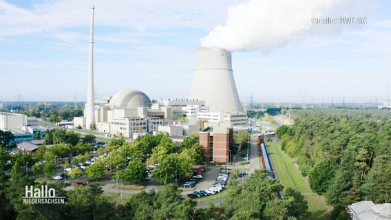 Blick aus der Vogelperspektive auf das große Betriebsgelände eines Atomkraftwerks mit prominent emporragendem Kühlturm. © Screenshot 