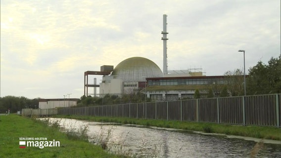 Ein Atomkraftwerk neben einem Kanal. © Screenshot 