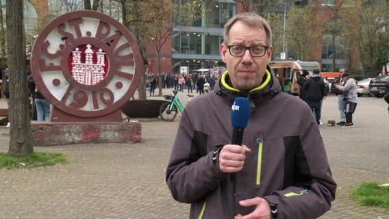 Jörg Naroska spricht ins Mikrofon. © Screenshot 