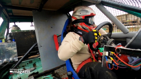 Stockcar-Fahrerin in ihrem Cockpit. © Screenshot 