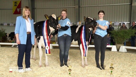Preisträgerinnen stehen an der Seite ihrer prämierten Kühe. © Screenshot 