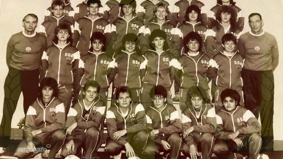 Ein altes Foto des Frauenfußball-Teams der DDR © Screenshot 