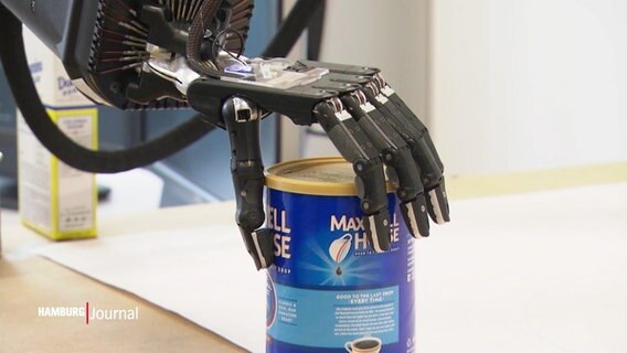 Eine Roboterhand greift eine Konservendose. © Screenshot 
