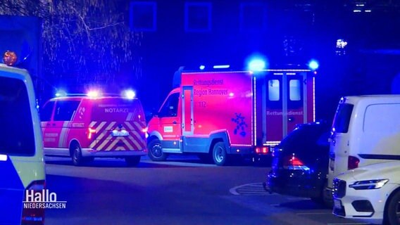 Mehrere Einsatzfahrzeuge von Rettungsdienst und Feuerwehr stehen bei Nacht mit eingeschaltetem Blaulicht in einem Wohngebiet. © Screenshot 