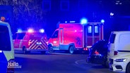 Mehrere Einsatzfahrzeuge von Rettungsdienst und Feuerwehr stehen bei Nacht mit eingeschaltetem Blaulicht in einem Wohngebiet. © Screenshot 