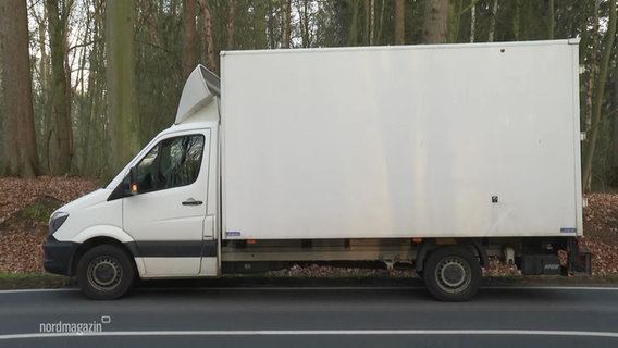 Auf einer Landstraße in einem Waldgebiet steht ein weißer Transporter. © Screenshot 