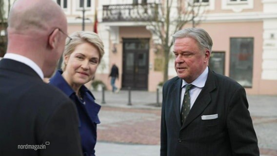 Ministerpräsidentin Manuela Schwesig zusammen mit zwei Politikern in Anzügen © Screenshot 