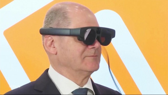 Olaf Scholz trägt eine VR-Brille © Screenshot 