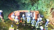 Feuerwehrmänner drehen ein Boot um. © Screenshot 