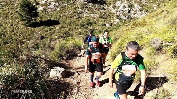 Eine Gruppe Sportler in den Bergen Mallorcas. © Screenshot 