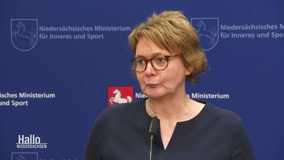 Die Innenministerin Behrends. © Screenshot 