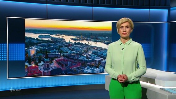 Susanne Stichler moderiert NDR Info um 21:45 Uhr. © Screenshot 