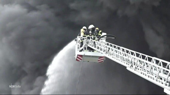 Nach dem Großbrand in der Billstraße sind Umweltschäden zu befürchten. © Screenshot 