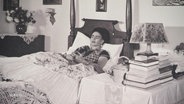Frida Kahlo, liegend, im Bett. © Screenshot 