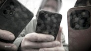 Menschen filmen etwas mit ihren Smartphones © Screenshot 