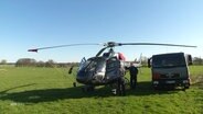 Ein Hubschrauber steht auf einer Wiese © Screenshot 