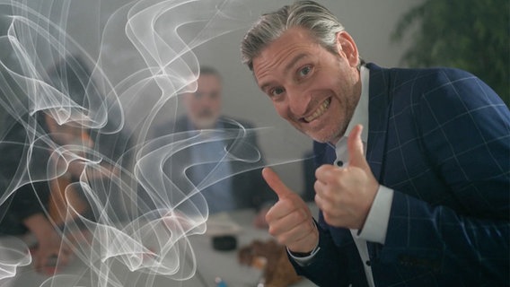Ein Geschäftsmann stellt die Zigarette vor. (extra 3 vom 20.04.2023 im Ersten) © NDR 
