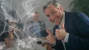 Ein Geschäftsmann stellt die Zigarette vor. (extra 3 vom 20.04.2023 im Ersten) © NDR 
